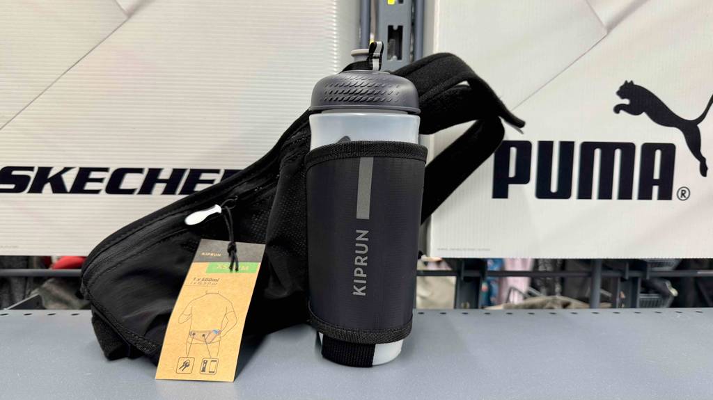 Laufgürtel mit Trinkflasche getestet: Frontansicht der eingesteckten Flasche.