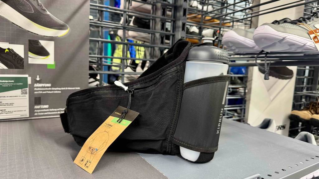 Laufgürtel mit Trinkflasche-Test: Blick auf die Tasche mit Reißverschluss.