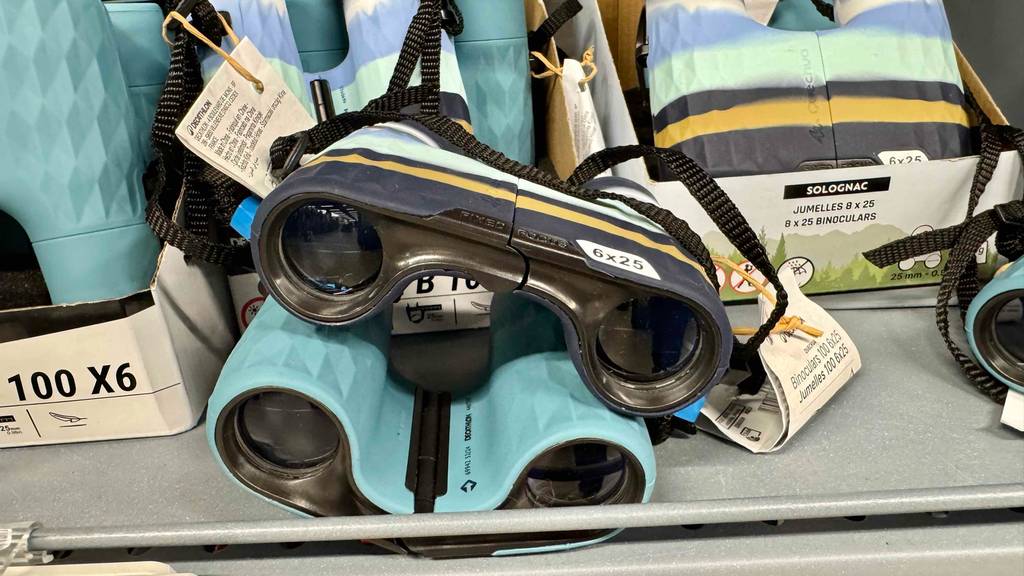 Leichtes Fernglas im Test: Blick auf die Gläser von vorn von aufeinander gestapelten Ferngläsern.