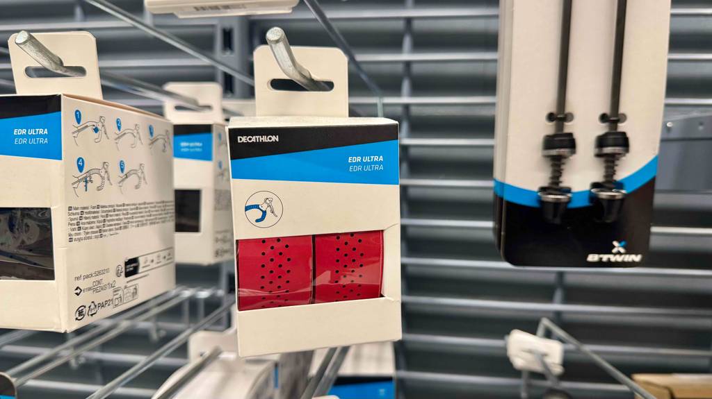 Im Test: Ein verpacktes Lenkerband hängt neben anderen Produkten in einem Regal.