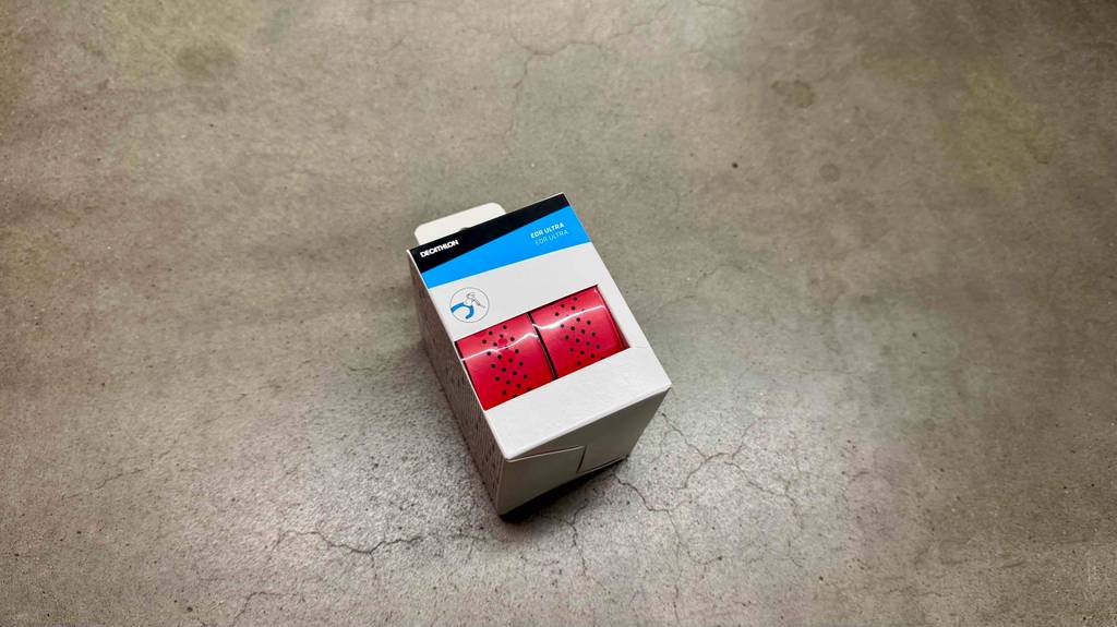 Im Test: Ein verpacktes Lenkerband liegt auf einem Steinboden.