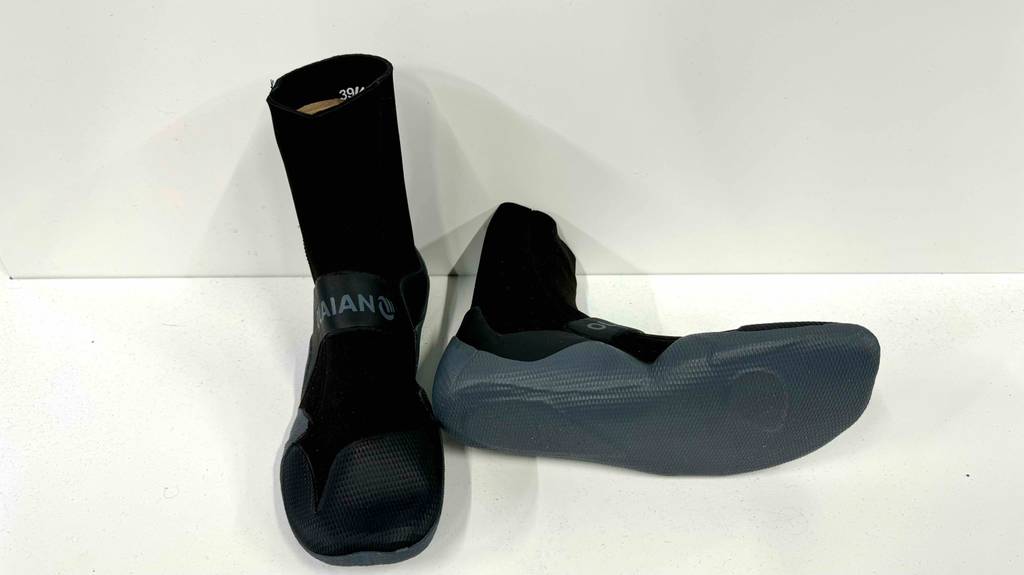 Neoprenschuhe für Damen im Test: Ein Schuh liegt mit der Sohle nach vorn neben dem zweiten stehenden.