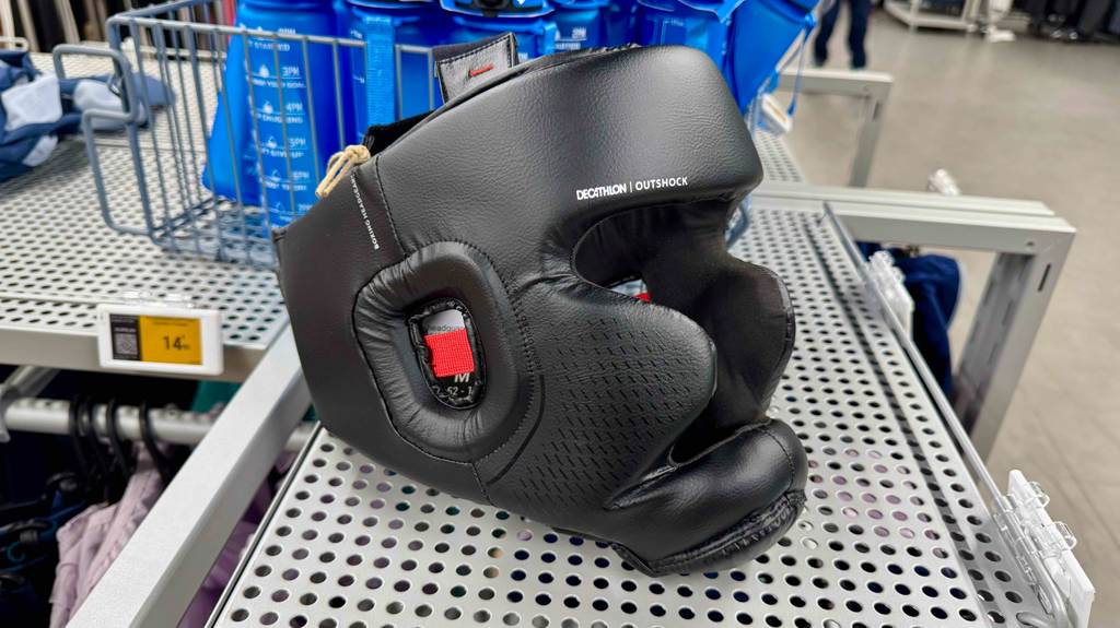 Auf dem Verkaufsregal im Sportgeschäft liegt der Box-Kopfschutz im Test.