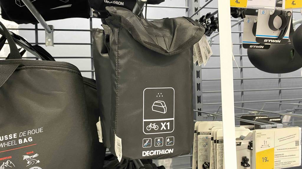 Regenponcho Fahrrad Test: Verpackter Poncho im Laden.