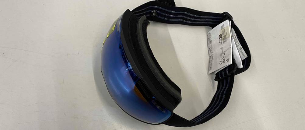 Skibrillen im Test: Skibrille auf weißer Fläche von oben betrachtet