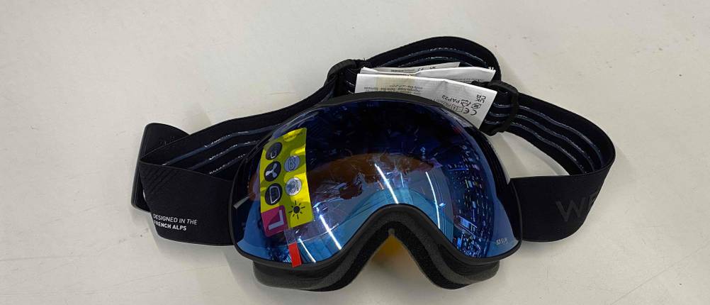 Skibrillen-Test: Decathlon-Skibrille liegt auf weißer Fläche.