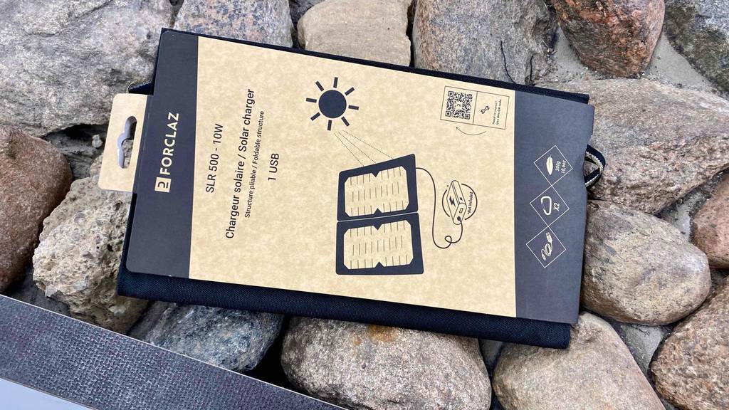 Forclaz Solarpanel im Test inklusive Tasche in seiner Originalverpackung auf Steinen.