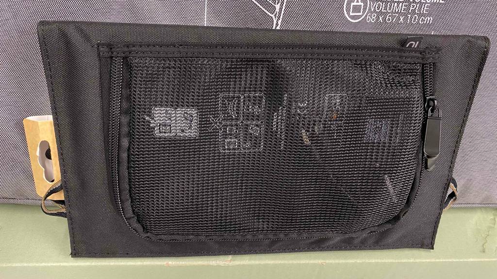 Solarpanel-Test: Nahaufnahme einer schwarzen Tasche mit Reißverschluss und Netzfach.