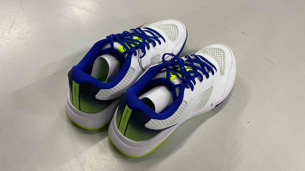 Volleyballschuh Herren Test: Schuhe stehen nebeneinander auf hellem Untergrund.