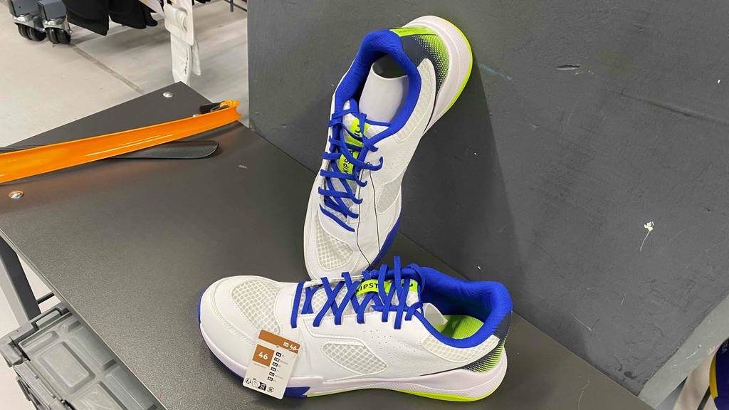 Getestet: Volleyball Schuhe Herren in dunkler Umgebung.