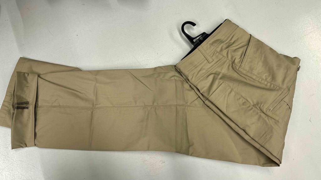 Herren-Wanderhosen-Test: Eine beigefarbene Hose liegt der Länge nach gefaltet auf einem weißen Untergrund.