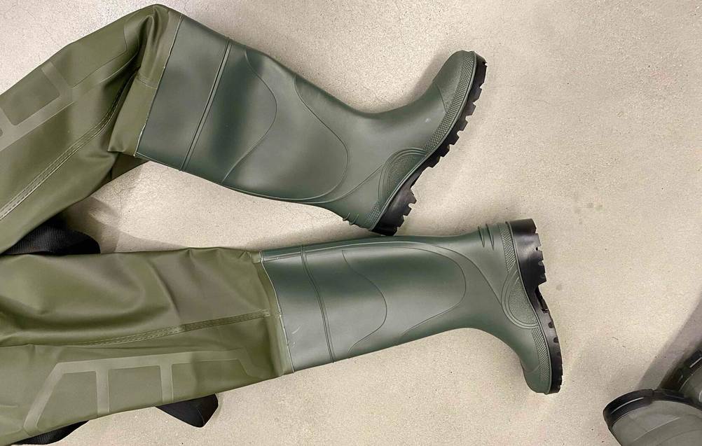 Im Test: Ein Paar Watstiefel liegen nebeneinander auf einem Betonboden.