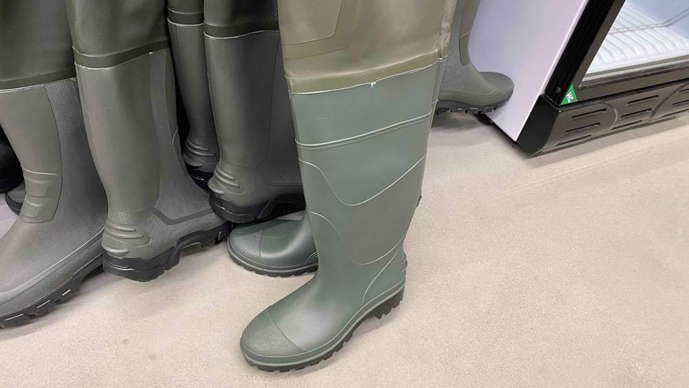 Watstiefel getestet: Ein Stiefel von der Seite, im Hintergrund mehrere andere.