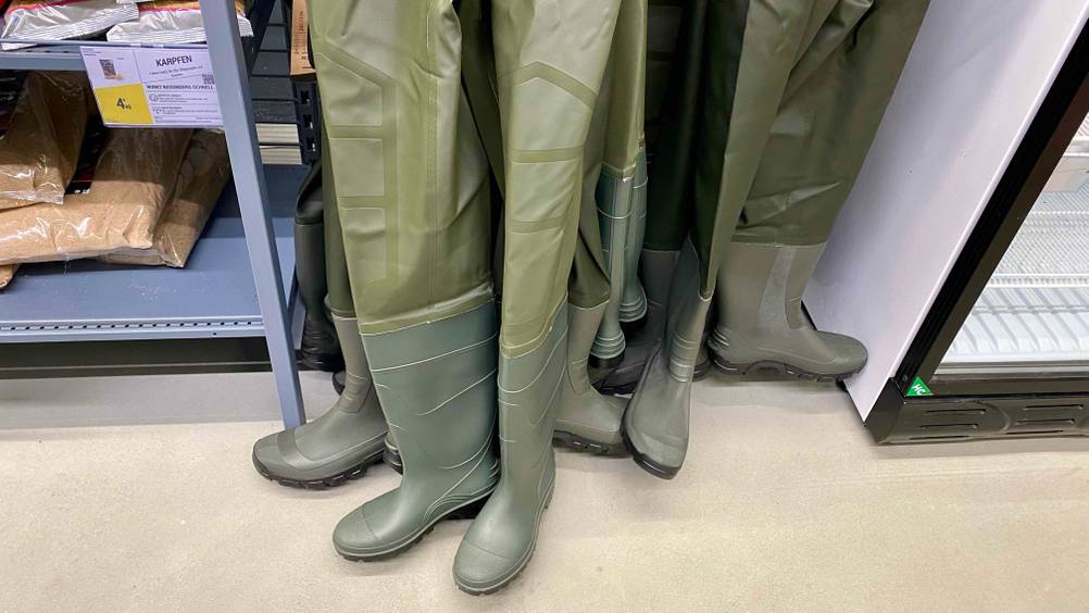 Getestete Watstiefel nebeneinander in einem Verkaufsregal.