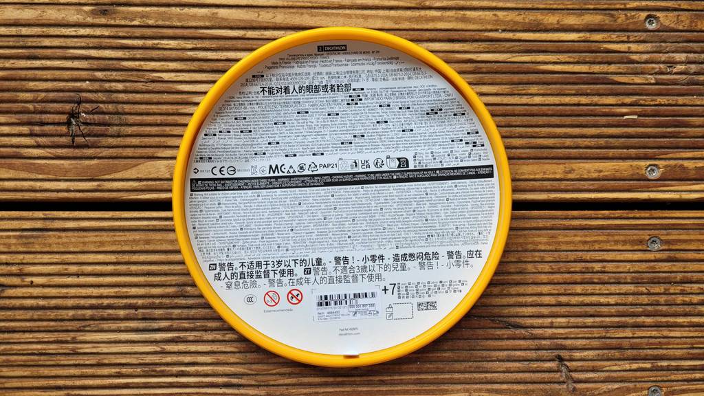 Auf dem Einlegekarton im Inneren einer getesteten Frisbee stehen Informationen in mehreren Sprachen.