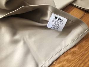 material mit schild vorhang