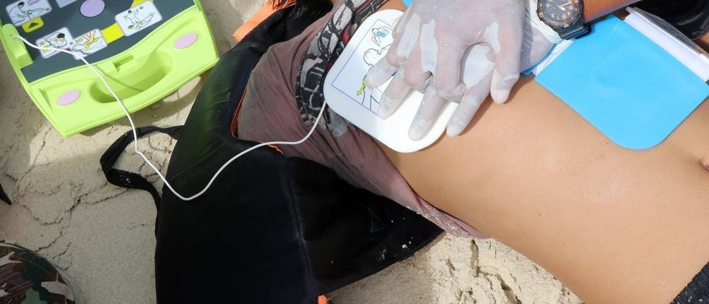 Defibrillator-Test Anwendung im Ernstfall