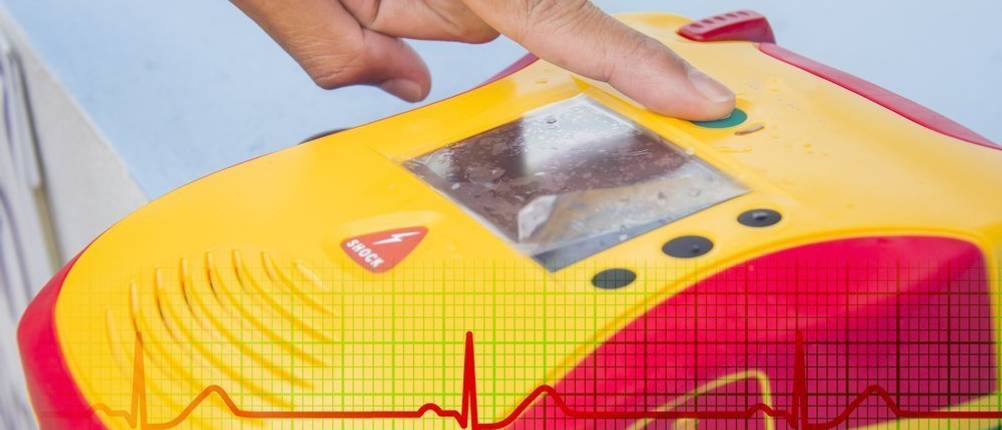defibrillatoren mit sprachanweisungen helfen ungeübten ersthelfern