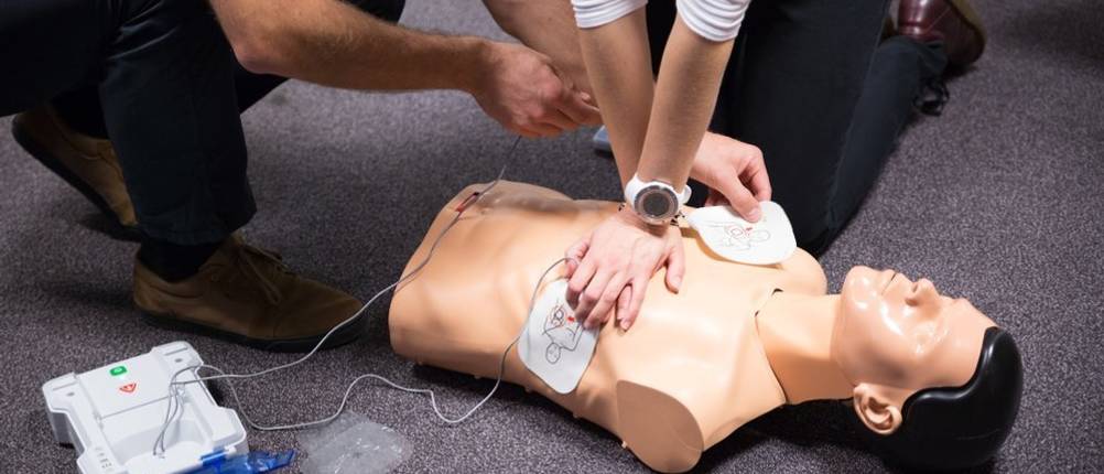 defibrillator übung mit puppe