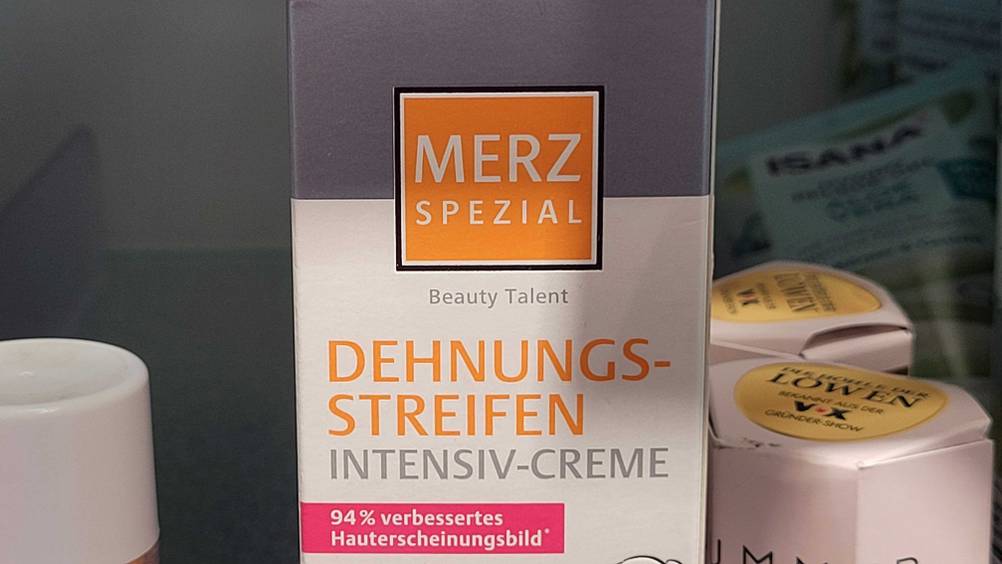 Dehnungsstreifen-Creme getestet: Nahaufnahme der Verpackung mit Logo und Artikelbezeichnung.