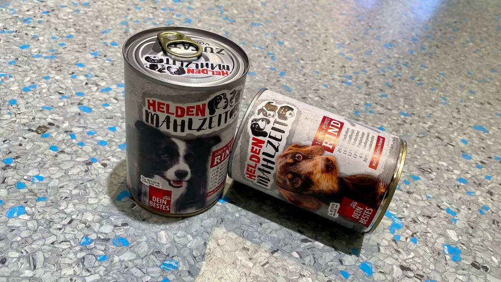 Zwei Dosen Hunde-Nassfutter im Test: Nassfutter von Dein Bestes mit 100 % Rind.
