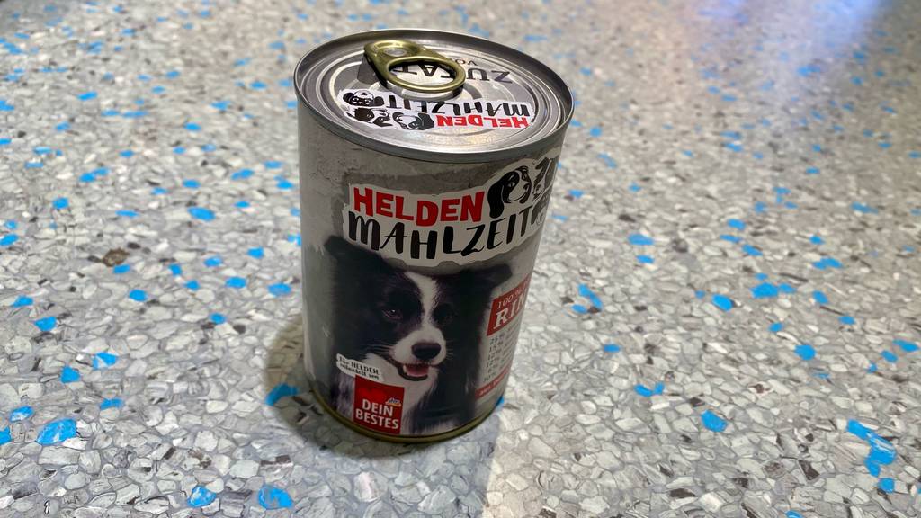 Hunde-Nassfutter-Test: Eine Dose Nassfutter von Dein Bestes steht auf einem Boden.