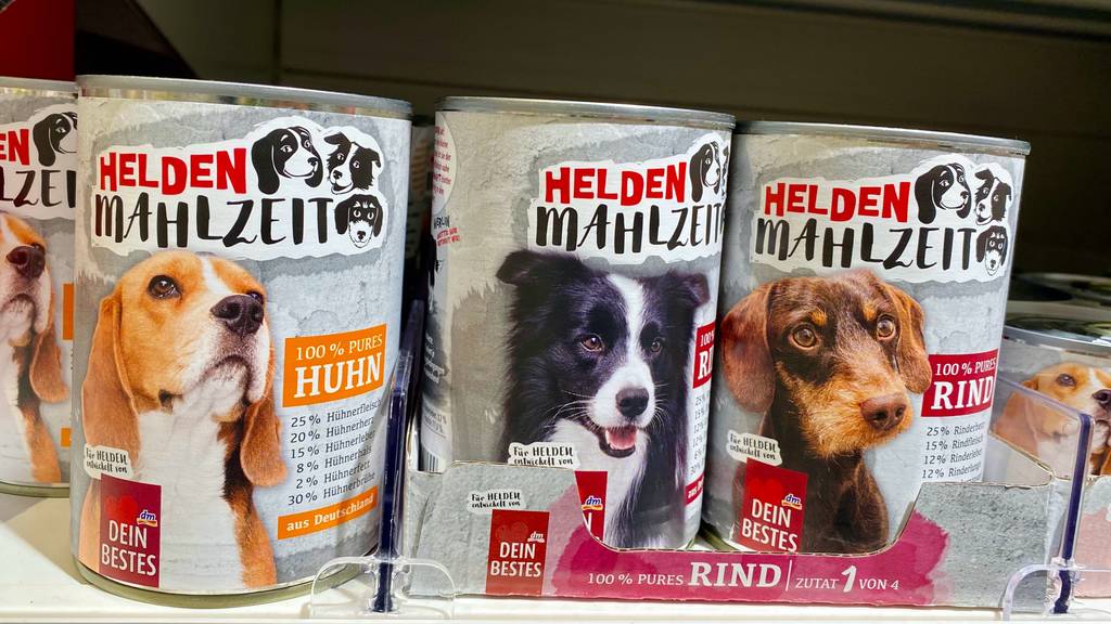 Mehrere Dein-Bestes-Hunde-Nassfutter mit Huhn oder Rind stehen zum Test bereit in einem Verkaufsregal.