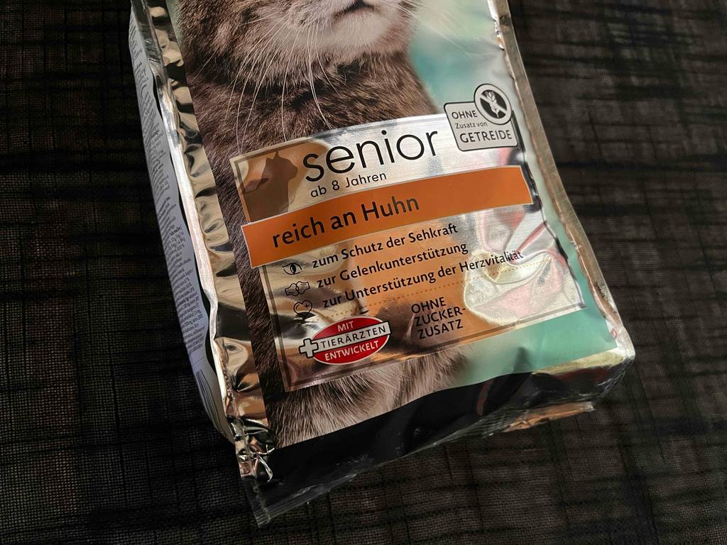 Katzen-Trockenfutter-Test: Nahansicht der unteren Hälfte der Verpackung mit Hinweisen zur Verwendung und Geschmacksrichtung.
