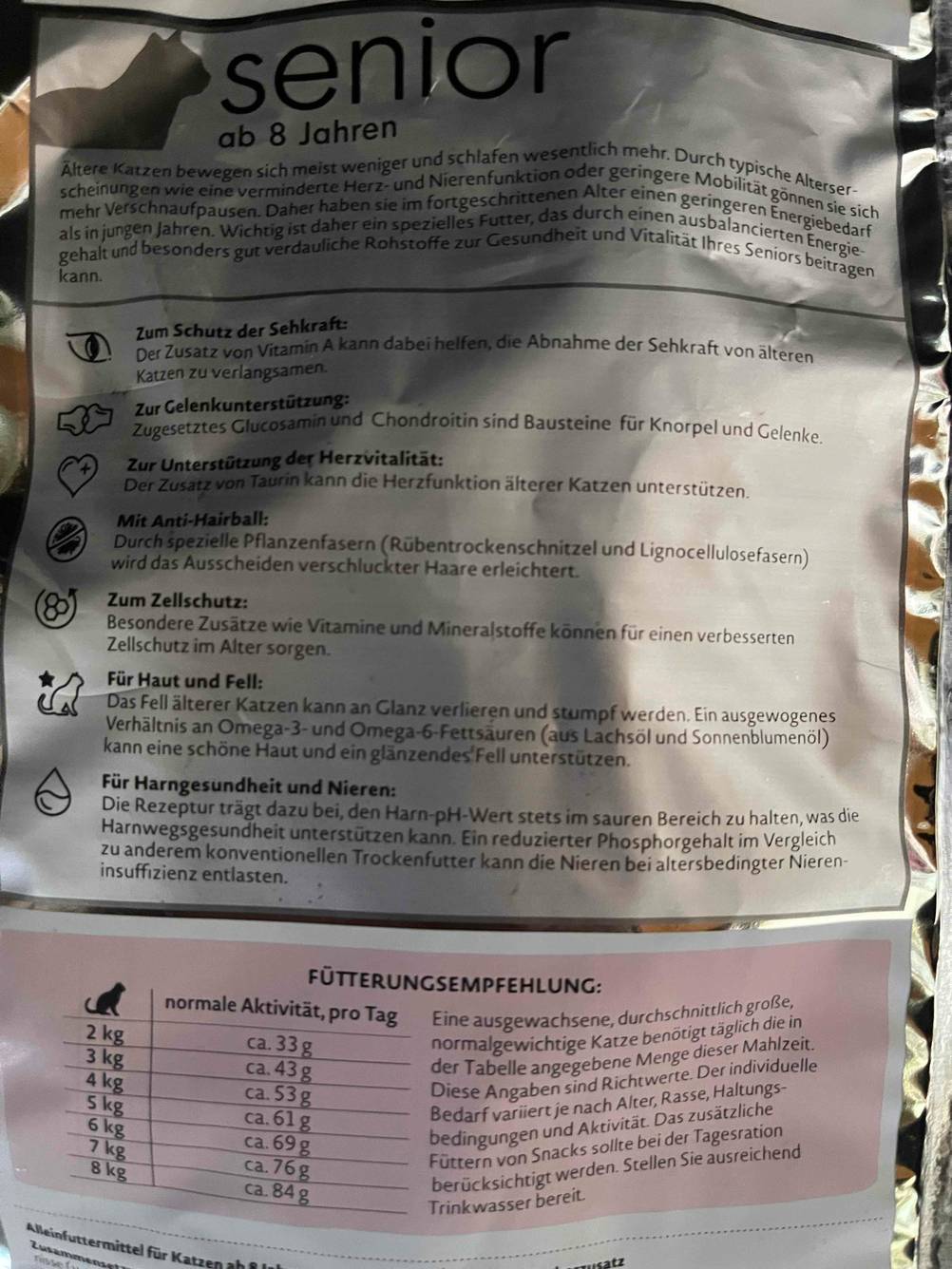 Katzen-Trockenfutter im Test: Auf der Rückseite einer Verpackung stehen Hinweise zum Inhalt und zur Fütterungsempfehlung.