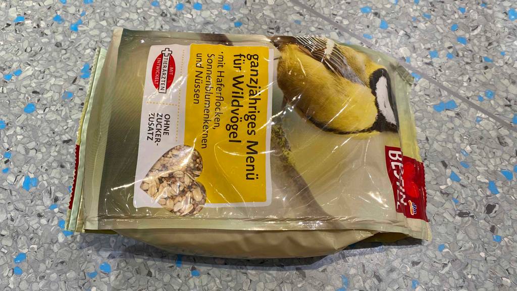 Im Test: eine Packung Vogelfutter für Wildvögel liegt quer auf Fliesen.