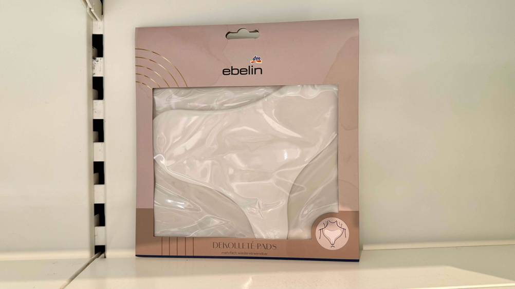 Getestetet: Die Dekolleté-Pads in Verpackung in einem weißen Regal.