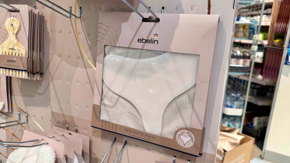 Mehrere Packungen der Dekolleté-Pads im Test in einem Regal neben anderen Produkten hängend.