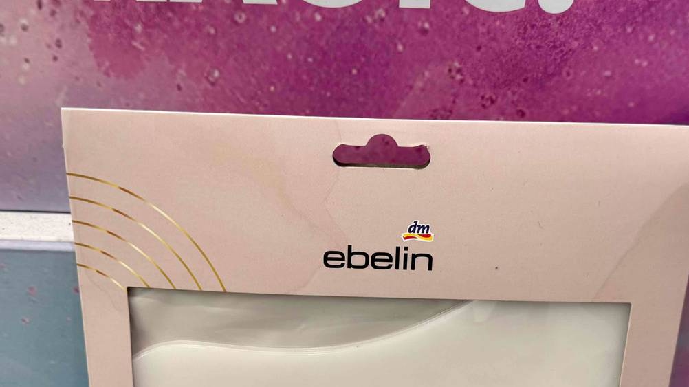 Dekolleté-Pads getestet: Nahaufnahme des Logos auf der Verpackung.