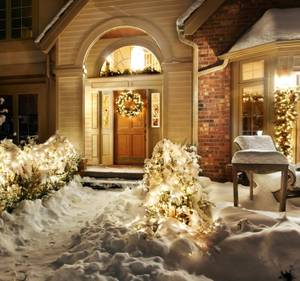weihnachtliche Beleuchtung am Haus