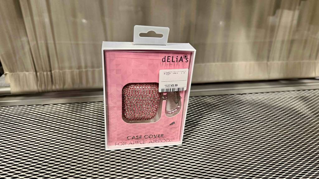Frontansicht eines verpackten getesteten Airpod-Case, das in einem Lochregal steht.
