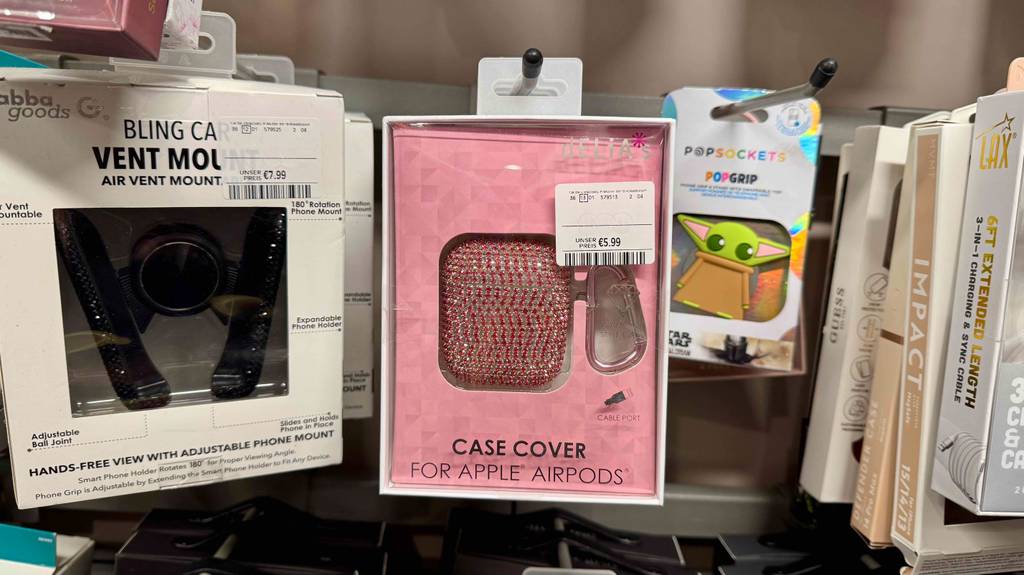 Airpod-Case im Test: Mehrere Packungen hängen zwischen anderen Produkten in einem Regal.