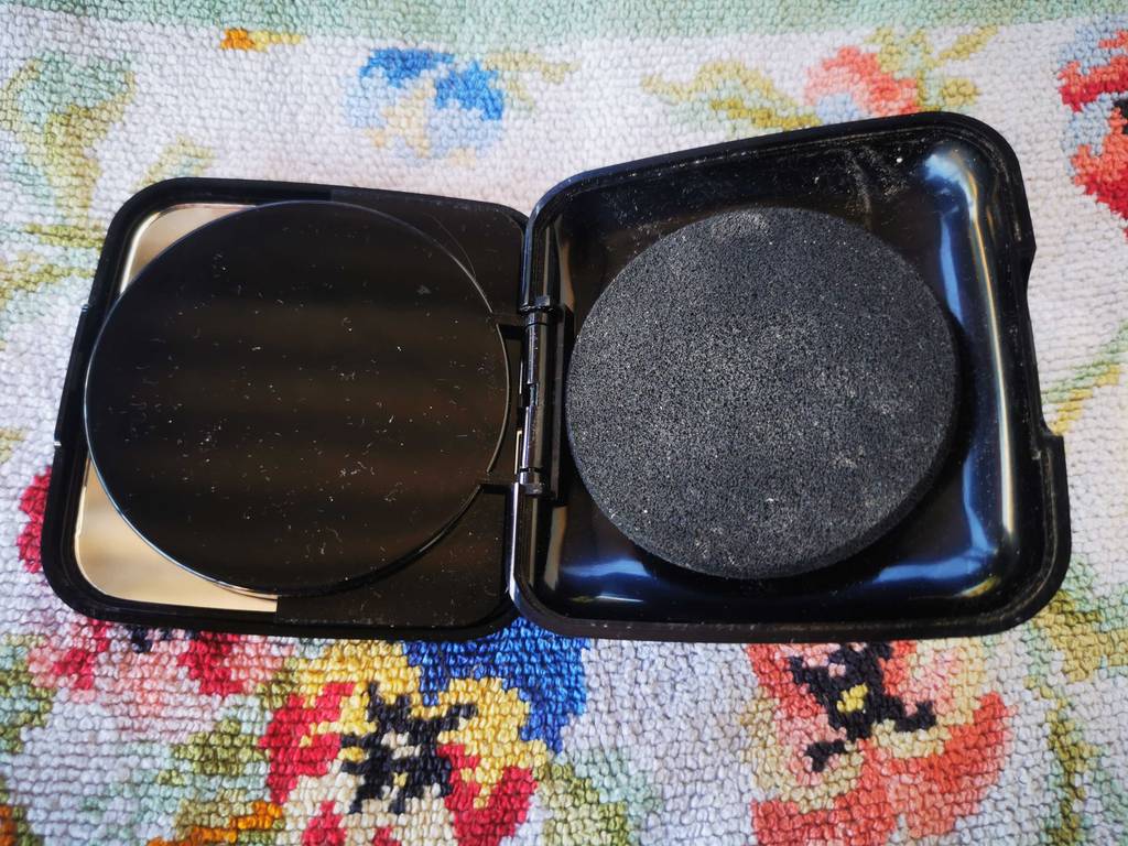 Mattierendes Puder getestet: Aufgeklappte Dose mit Blick auf das Padfach.
