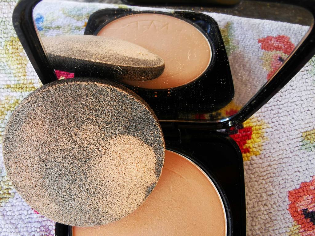 Mattierendes Puder im Test: Blick von oben auf ein Pad in der offenen Puderdose.