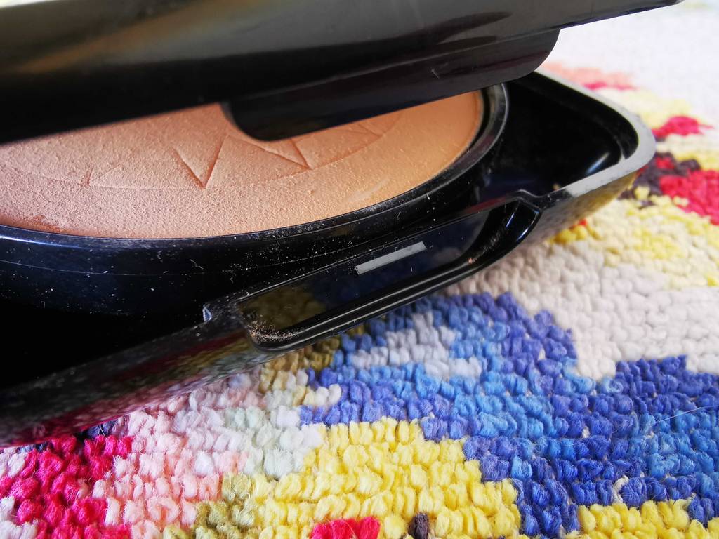 Mattierendes Puder im Test: Eine Dose ist halb geöffnet.