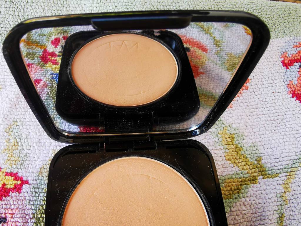 Mattierendes Puder-Test: Blick auf den enthaltenen Spiegel im Deckel einer Dose.