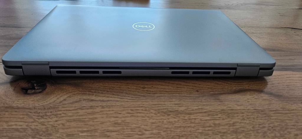 Dell-Laptop im Test: Rückansicht mit Blick auf die Lüftung eines geschlossenen Geräts.