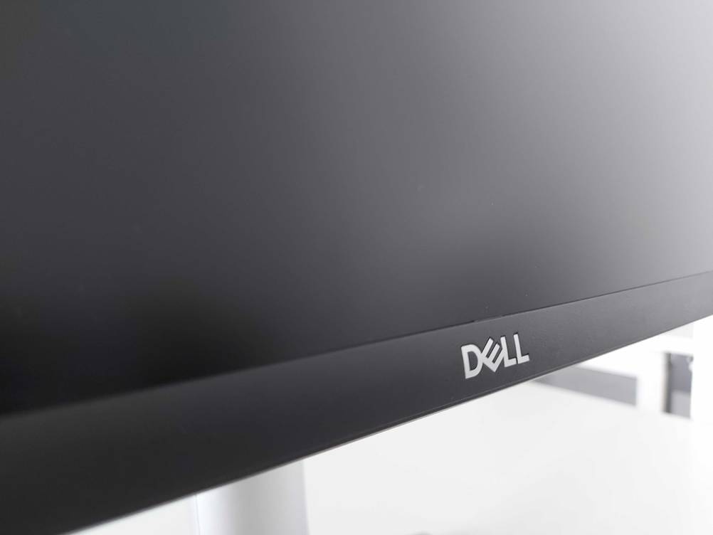 Im Test: Nahaufnahme des Markennamens am Rahmen unten eines Dell-Monitors (27 Zoll).
