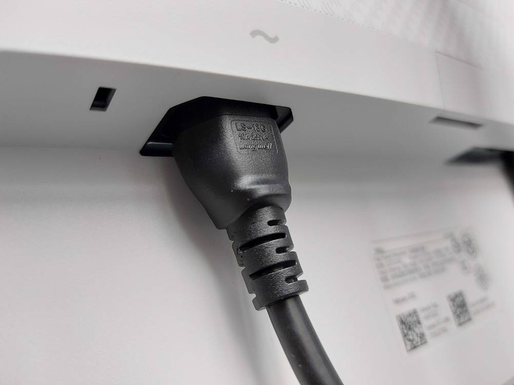 Dell-Monitor (27 Zoll) getestet: Nahaufnahme des Stromanschlusses auf der Rückseite.