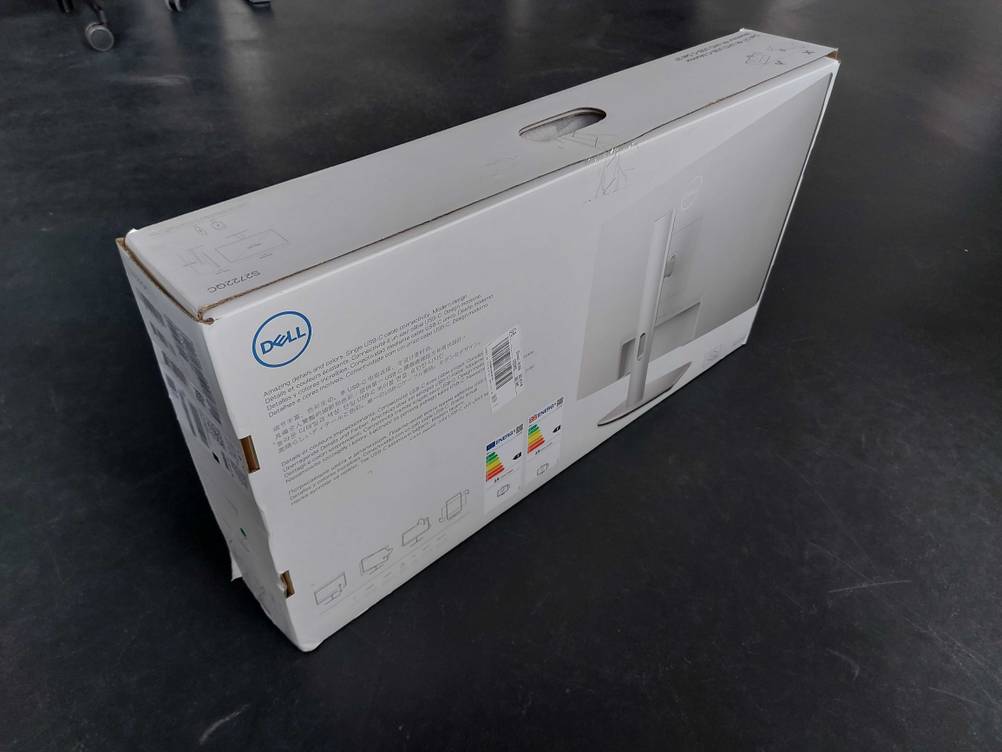 Rückseite einer Originalverpackung des getesteten Dell-Monitors (27 Zoll) auf einem dunklen Boden.