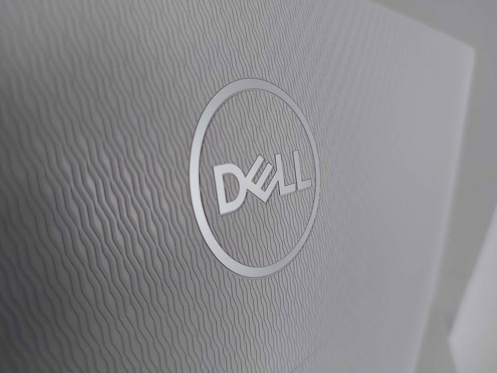 Dell-Monitor (27 Zoll) getestet: Nahaufnahme des Logos auf der Rückseite.