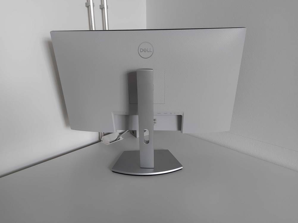 Im Test: Ein Dell-Monitor (27 Zoll) steht mit der Rückseite nach vorne in einer Ecke.