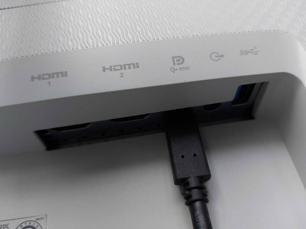 USB-C-Anschluss auf der Rückseite des Bildschirms.