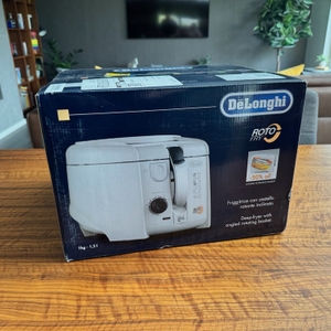 Der Karton der DeLonghi F 28311 steht auf einem Tisch