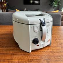 Die DeLonghi F 28311 steht auf einem Tisch