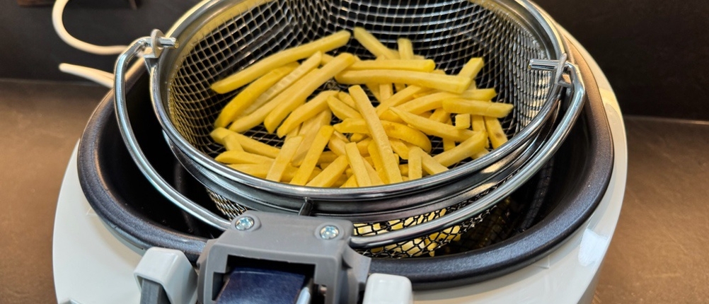 Pommes liegen vor dem Frittieren im Korb der DeLonghi F 28311